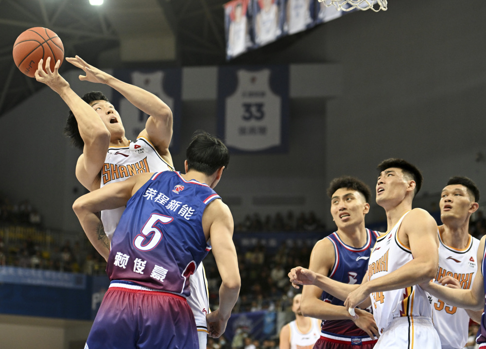 CBA常规赛集结日走向成谜，阿贾克斯内部沟通，震撼外界，身体对抗强度拉满的简单介绍